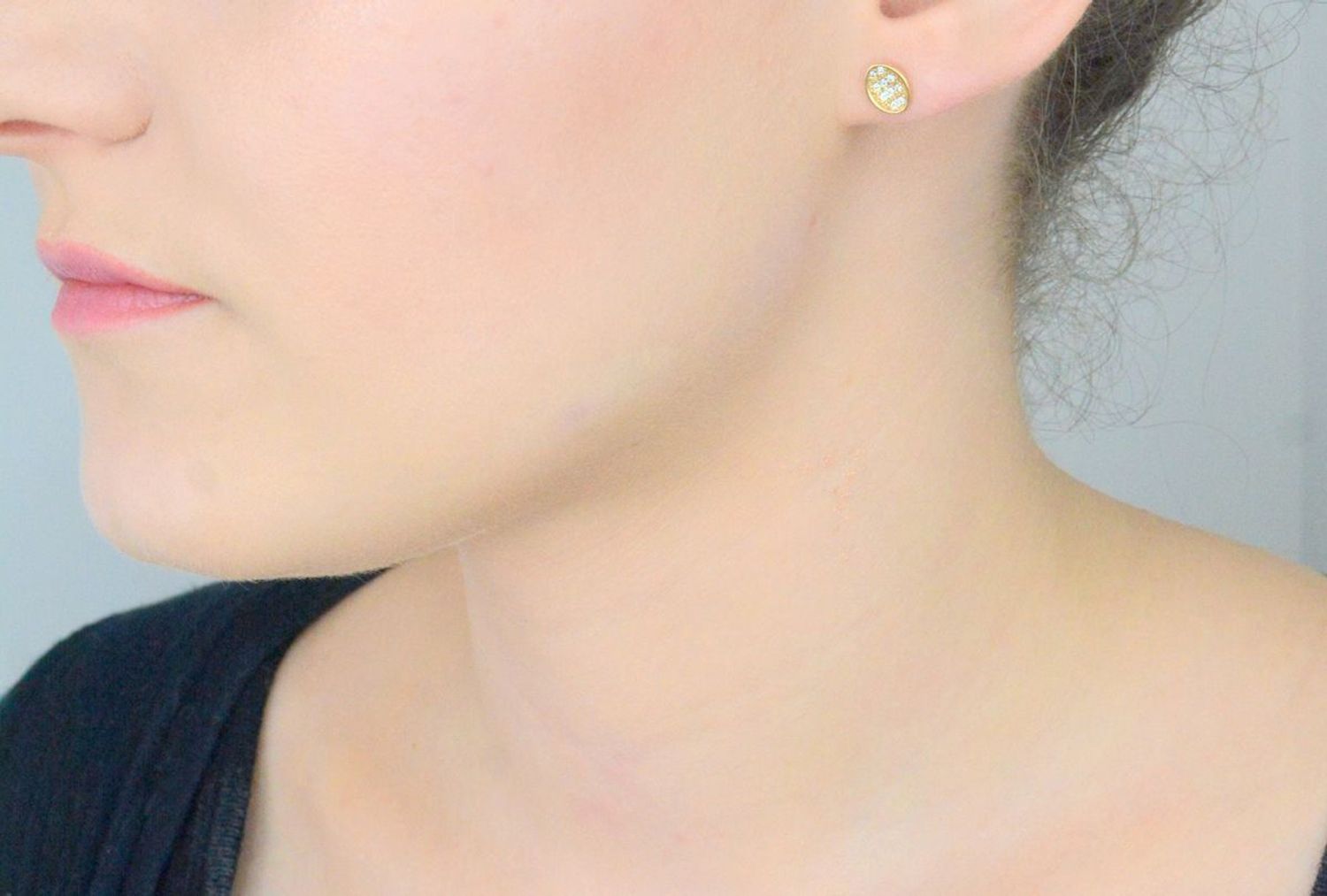 Kolczyki owalne złote 585 z cyrkoniami KL 4358 Takie kolczyki z pewnością spodobają się kobietą, które szukają nowoczesnych dodatków do swoich stylizacji. 1.jpg